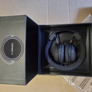 MAC COSMETICS Headphones
